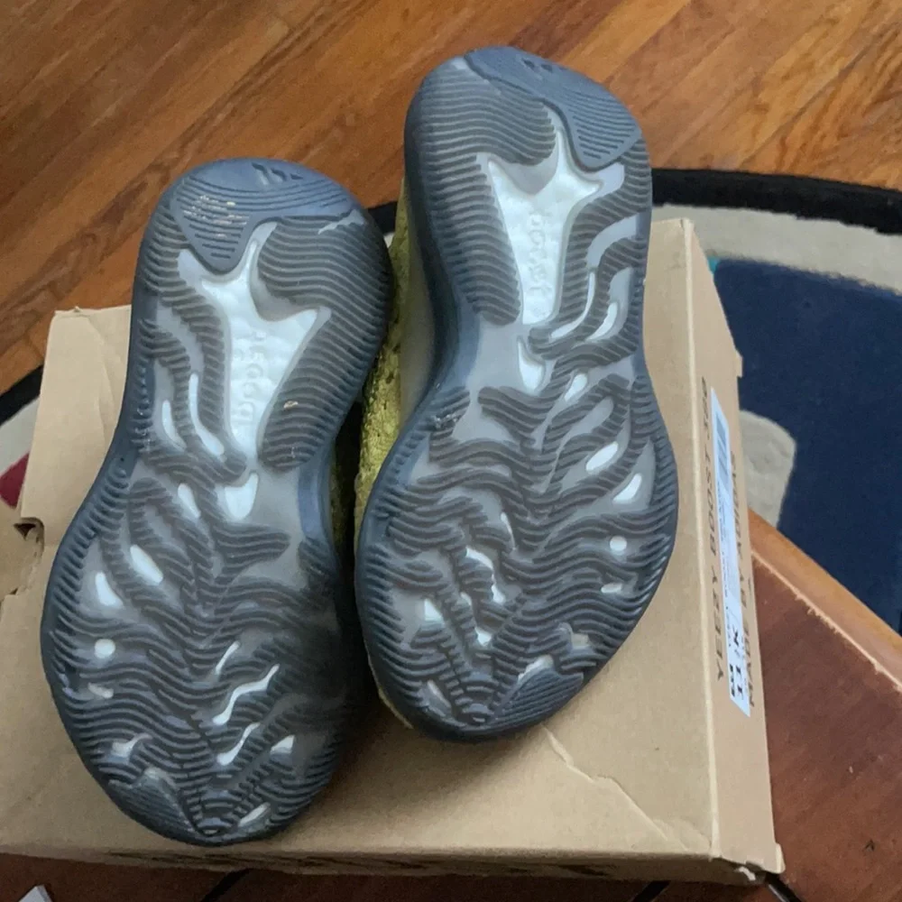 Kids Yeezy Boost 380 Kids size 11 1/2K - Picture 3 of 4